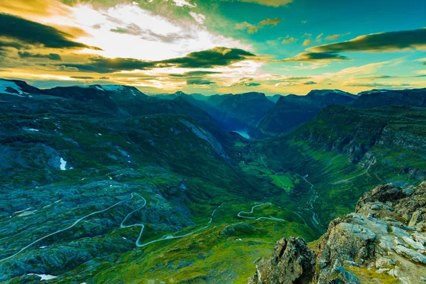 旅游度假和旅行 从Dalsnibba的观点看Geirangerfjord和山区景观 Geiranger Skywalk平台 — 图库照片