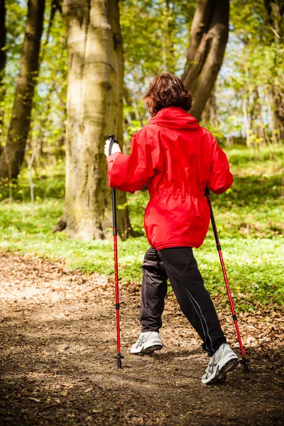 Nordic Walking. Frau wandert im Waldpark. — Stockfoto