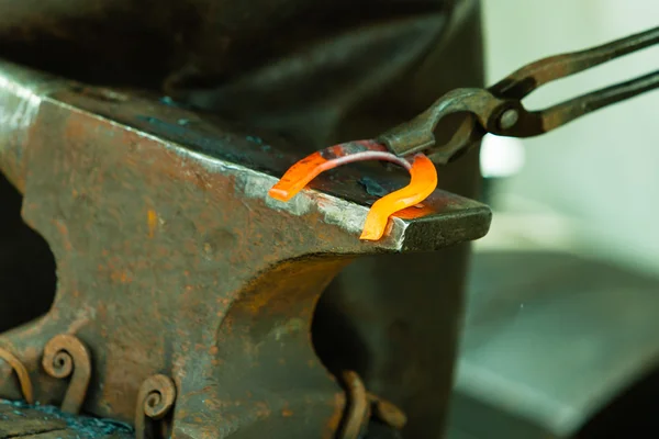 Martillar acero brillante - golpear mientras el hierro está caliente. — Foto de Stock