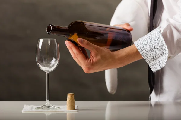 Homem garçom derramando vinho em vidro . — Fotografia de Stock