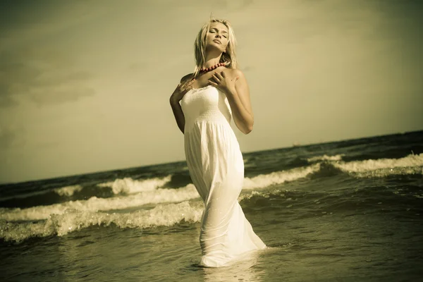 Mooi blond meisje op het strand, zomer — Stockfoto