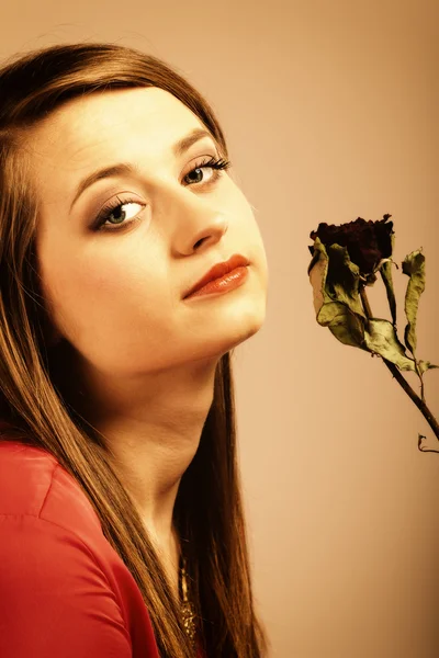 Moda mulher adolescente menina em vestido vermelho com rosa seca. — Fotografia de Stock