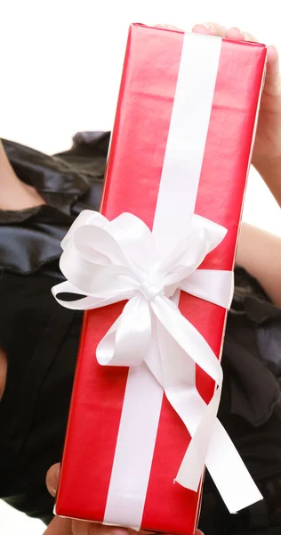 Ünnepek szerelem boldogság koncepció - lány ajándék doboz — Stock Fotó