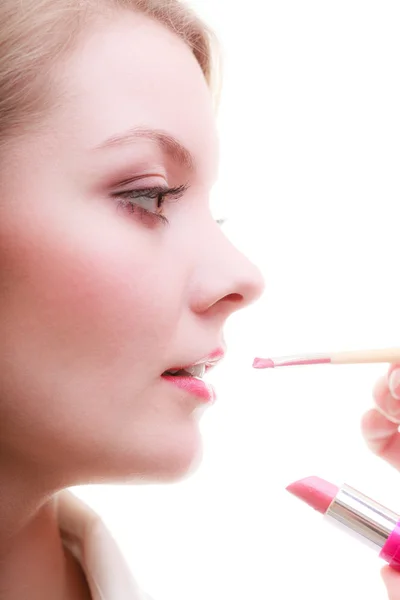 Deel van gezicht. vrouw rode lippenstift met borstel toepassen脸上的一部分。应用与画笔的红色唇膏的女人 — Stockfoto