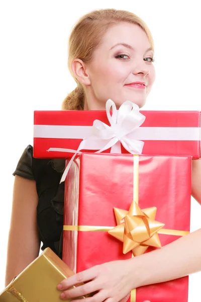 Le vacanze amano il concetto di felicità - ragazza con scatole regalo — Foto Stock