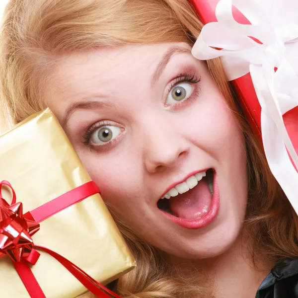 Vakantie liefde geluk concept - meisje met geschenkdozen — Stockfoto