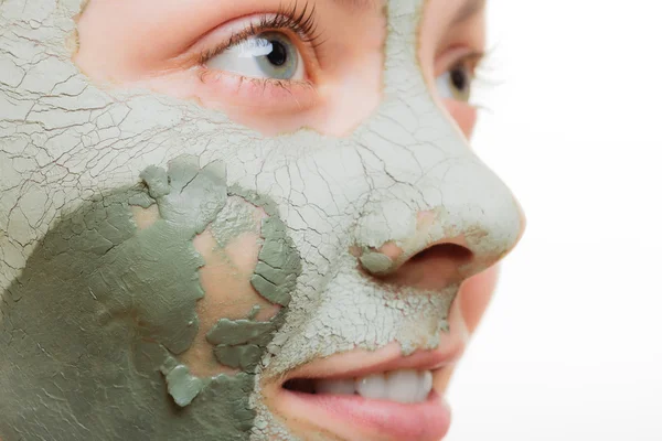 Cilt bakımı. Yüzünde çamur maskesi olan bir kadın. Güzellik. — Stok fotoğraf