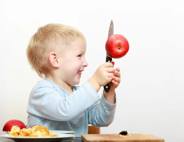 Blonde jongen kind kind peuter met keuken mes snijden vruchten apple — Stockfoto