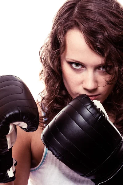 Boxeadora deportiva con guantes negros. Fitness chica entrenamiento patada boxeo . — Foto de Stock