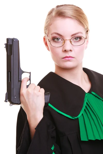 Vrouw advocaat advocaat in Pools zwarte groene jurk met pistool — Stockfoto
