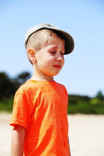 Petit garçon pleurer en plein air — Photo