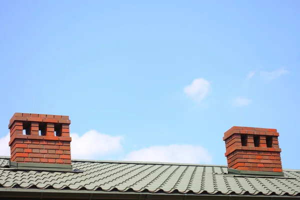 Chimenea en el techo cielo fondo — Foto de Stock