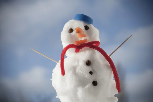 Kleine frohe Weihnachten Schneemann mit Zahnstocher im Freien. Wintersaison. — Stockfoto