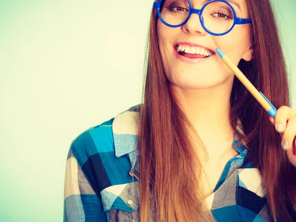 Estudio Educación Concepto Divertido Feliz Sonriente Mujer Nerd Gafas Grandes — Foto de Stock