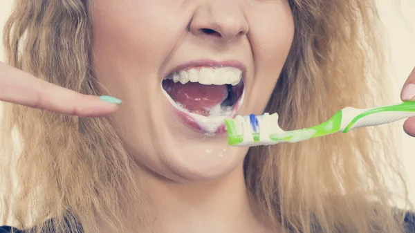 Woman Brushing Cleaning Teeth Positive Girl Toothbrush Oral Hygiene Studio — Stock Photo, Image