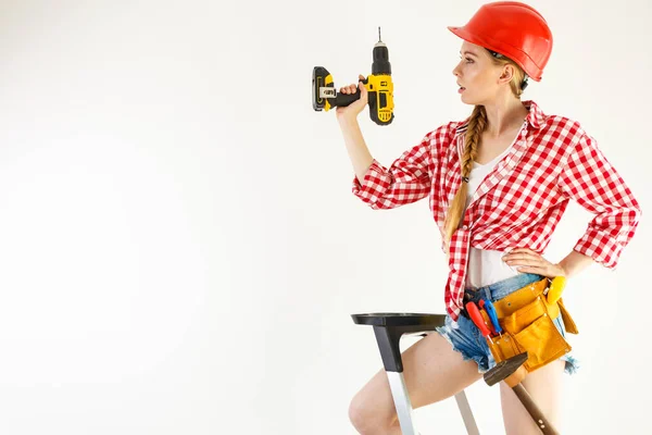 年轻的决心坚定的女人用钻头修整家 拥有钻孔机工具钻墙的女建筑工人 — 图库照片