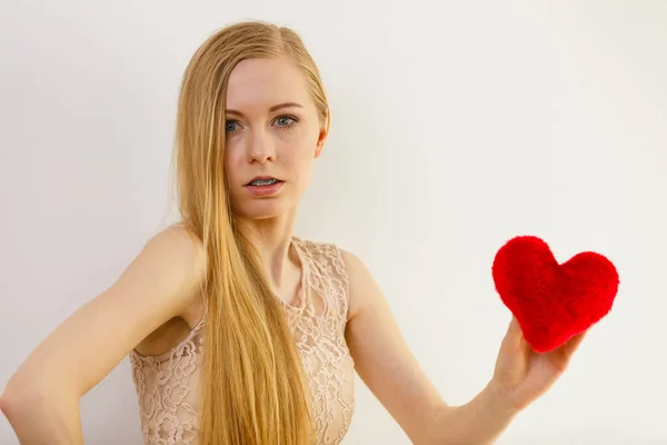 Triste Mulher Solitária Estar Sozinho Segurando Forma Coração Vermelho — Fotografia de Stock