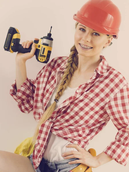 Kobieta Kasku Musztrą Dziewczyna Pracująca Przy Przebudowie Mieszkania Budowa Naprawa — Zdjęcie stockowe