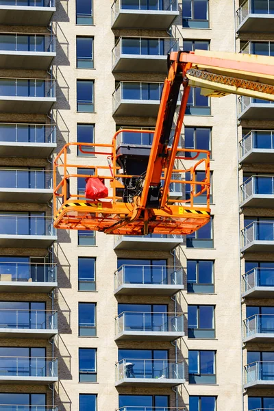 Korblift Orangefarbene Hebebühne Auf Der Baustelle Industriemaschine Arbeit Höhenausrüstungskonzept — Stockfoto