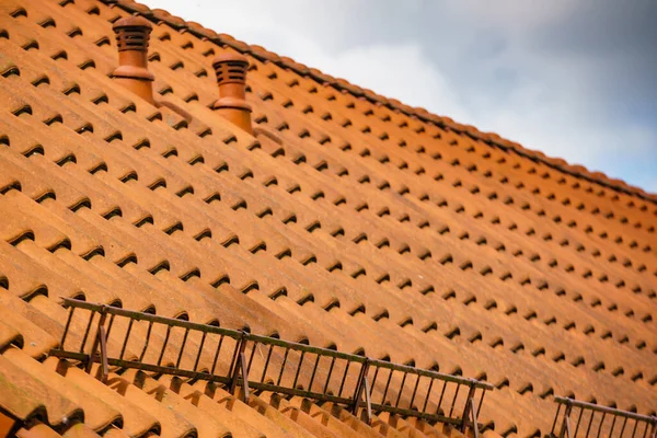 Techo Tejas Rojas Con Protectores Nieve Barrera Seguridad Detalle Casa —  Fotos de Stock