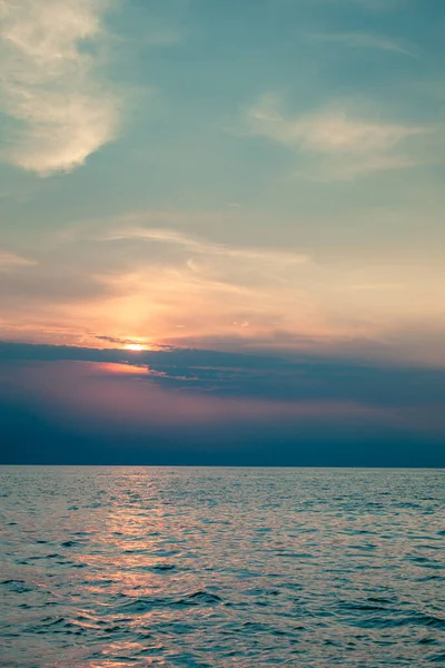 Akşamüstü Deniz Ufkunda Renkli Gün Batımı Bulutlar Gökyüzünde Sakin Bir — Stok fotoğraf