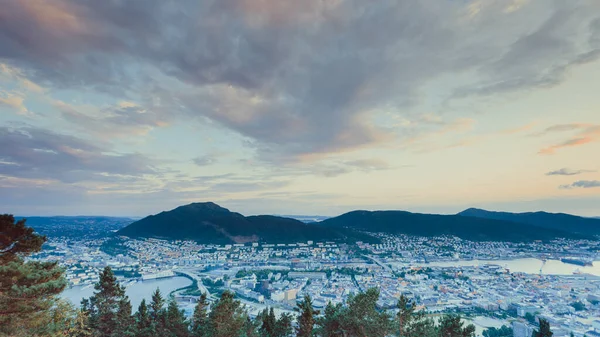 Cityspace 都市ベルゲンとフィヨルドの風景夕景 ノルウェーの丘からの眺め — ストック写真