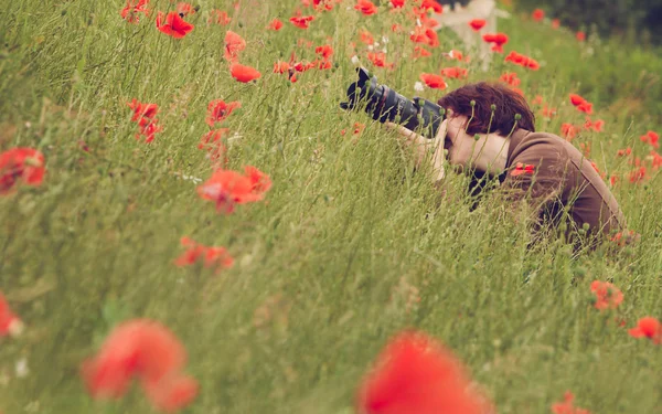 Femme photographe prenant des photos avec appareil photo dans la nature — Photo