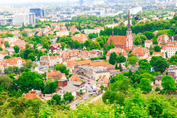 Widok z wieży dzielnicy Gdańska budynków i morze. — Zdjęcie stockowe