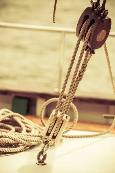 Yachting. blokkeren met touw. detail van een zeilboot — Stockfoto