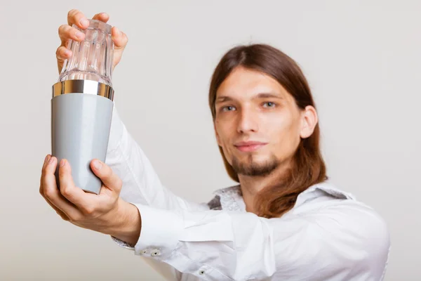 Young man with shaker making cocktail drink — Stock Photo, Image