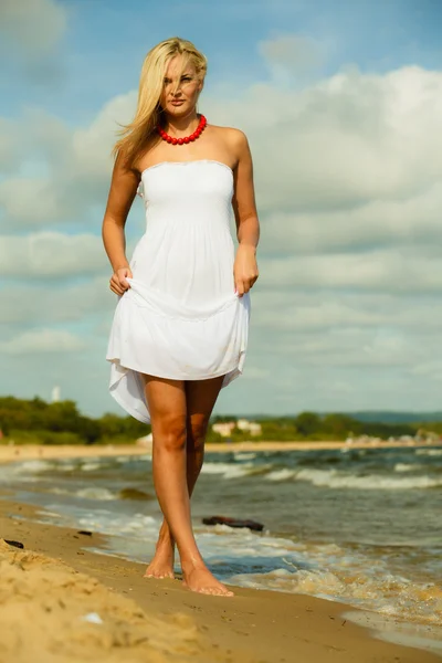 Vacker blond flicka på stranden, sommartid — Stockfoto