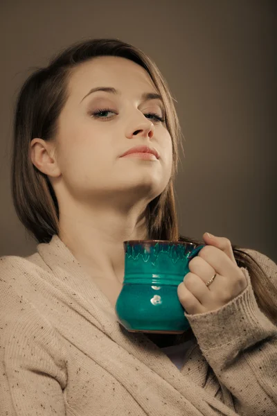 Dryckesvaror. Flicka hålla kopp mugg med varm dryck te eller kaffe — Stockfoto