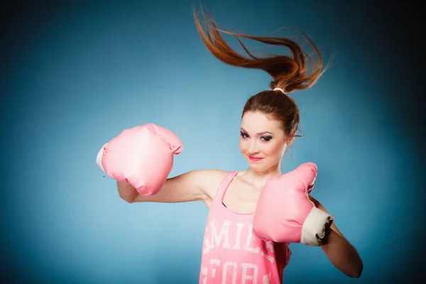 Женщины-боксеры в больших розовых перчатках, занимающиеся спортом — стоковое фото