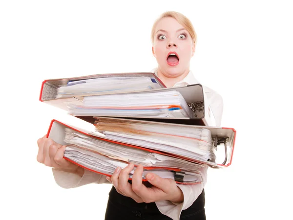 Affärskvinna som innehar stack av mapparna dokument — Stockfoto