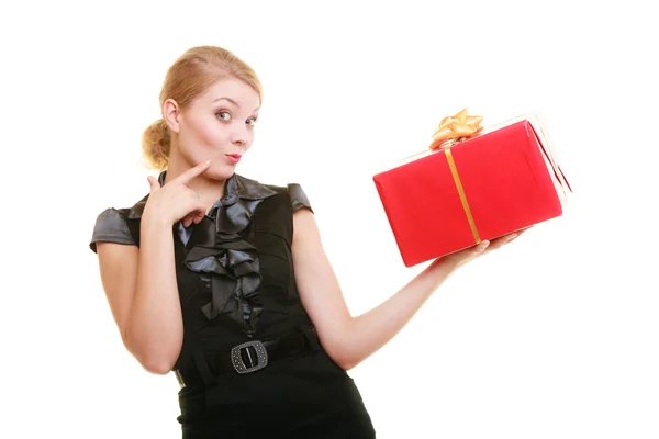Vacanze amore felicità concetto - ragazza con scatola regalo — Foto Stock