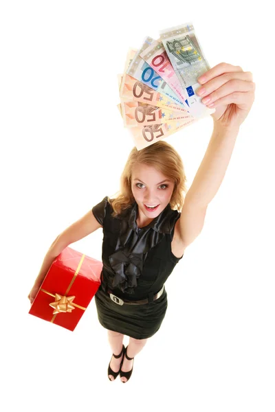 Mujer con caja de regalo y billetes en euros . — Foto de Stock