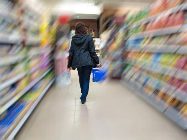 Žena zákazník nakupování v supermarketu — Stock fotografie