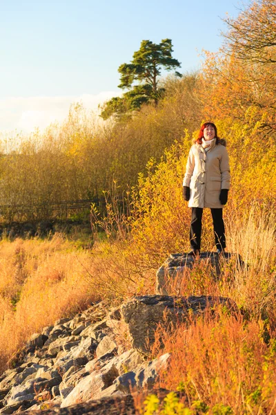 Donna che cammina all'aperto. Giorno soleggiato foglie di caduta arancioni . — Foto Stock