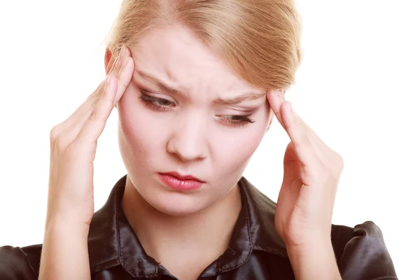 Bolest hlavy. Žena trpící bolestí hlavy izolovaná. — Stock fotografie