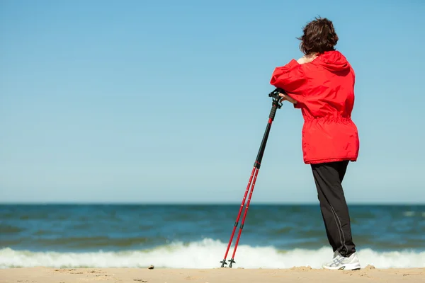 Caminar nórdico. Senderismo de mujer en la playa. —  Fotos de Stock
