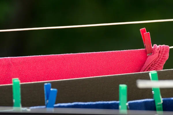 Čisté prádlo visí suché na řádku venkovní — Stock fotografie