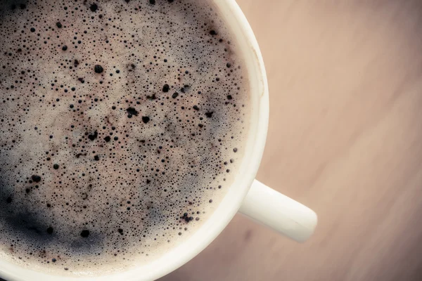 Bebida. Xícara de café bebida quente com espuma. — Fotografia de Stock