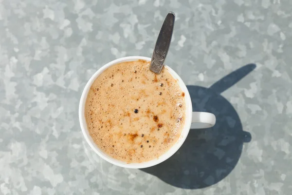 Bebida. Taza de café bebida caliente en gris — Foto de Stock