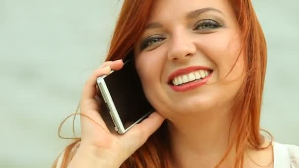 Donna che parla al telefono — Video Stock