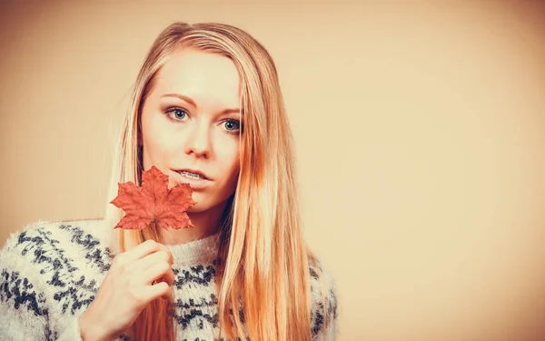 Autumnal Natural Decorations Concept Woman Holding Autumn Leaf Studio Shot — Stock Photo, Image