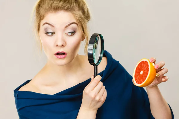 Blondynka Trzymająca Szkło Powiększające Badająca Przyglądająca Się Bliżej Owocowym Pomarańczom — Zdjęcie stockowe
