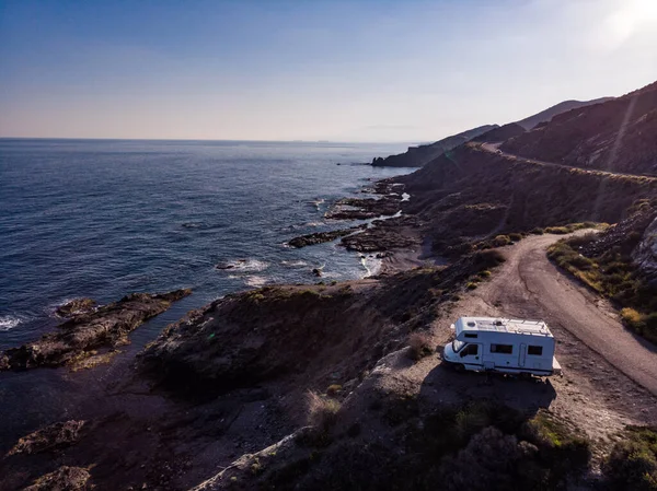 Spanya Kayalık Kıyı Şeridi Uçurum Kıyısında Kamp Yapan Bir Karavan — Stok fotoğraf