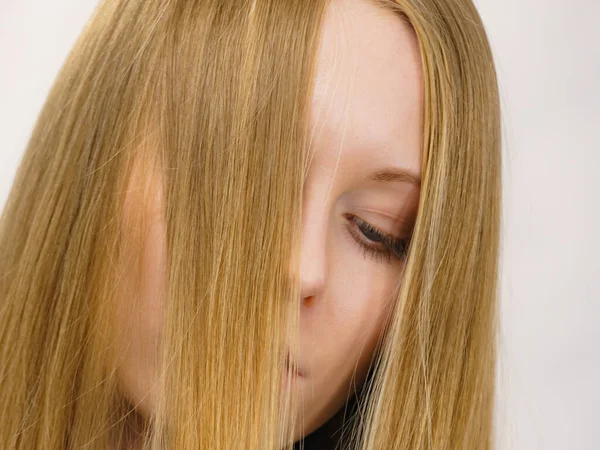 Porträt Einer Jungen Frau Mit Langen Blonden Haaren — Stockfoto