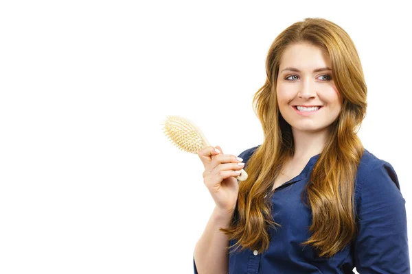 Giovane Donna Pettinando Lunghi Capelli Castani Sani Usando Spazzola Cura — Foto Stock