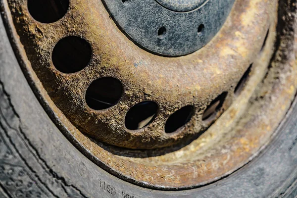 Velho Carro Enferrujado Roda Borda Closeup — Fotografia de Stock